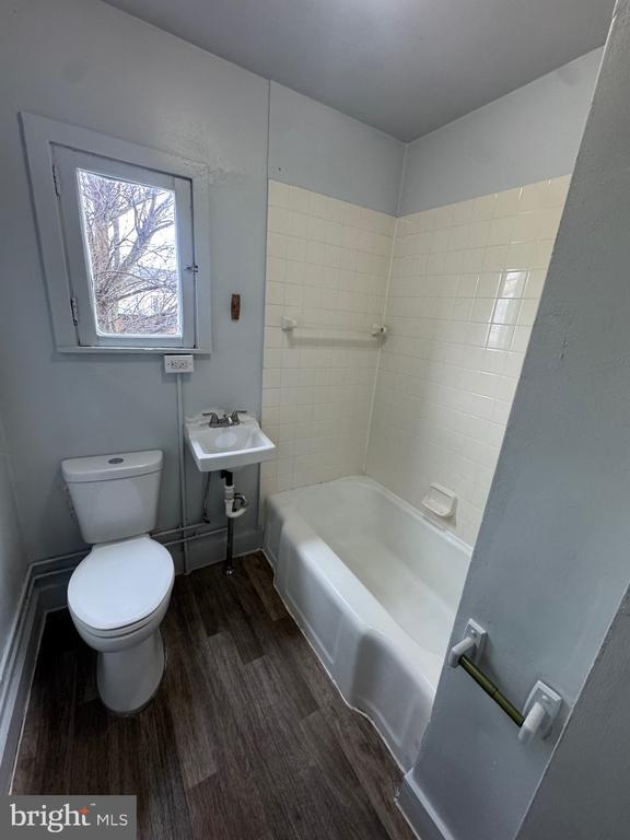 Building Photo - 520 N 10th St