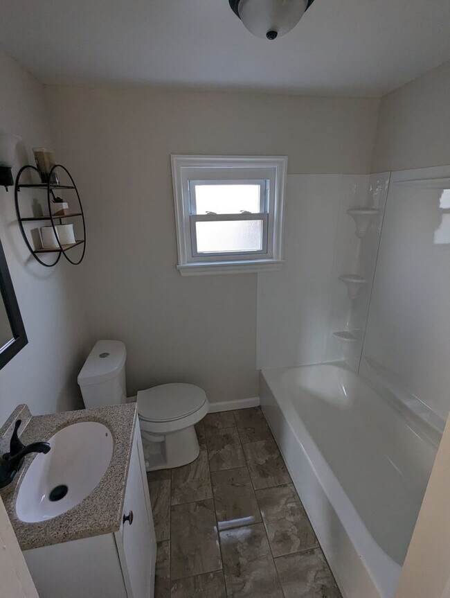 Building Photo - Charming 3-Bedroom Property in Prime Locat...