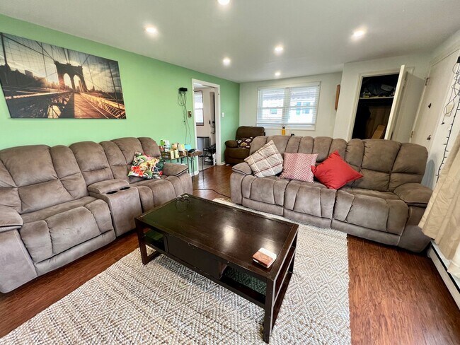Building Photo - Stunning 2-Bedroom Ranch in Plymouth Meeti...