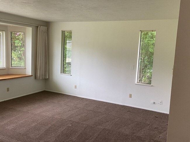 Foto del edificio - New Paint & Flooring.  Large yard and over...