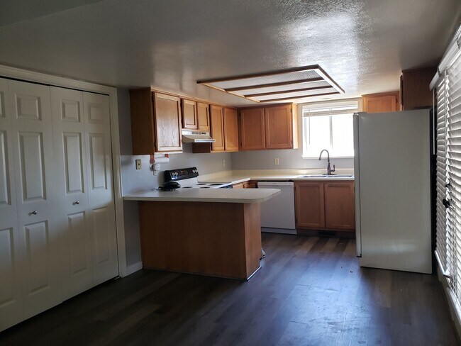 Building Photo - Spacious and Pet Friendly Payson Twinhome
