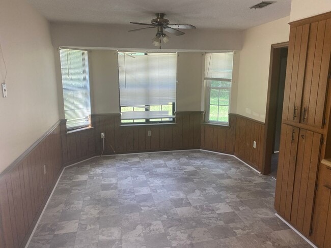 Building Photo - 2105 Vail Dr