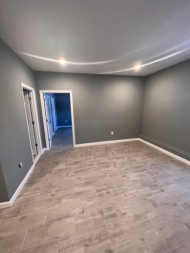 Building Photo - 172 Vreeland Ave