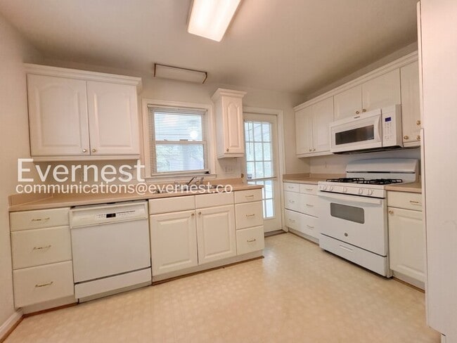 Building Photo - 4-Bed/2-Bath Home with Fenced Yard/ Available Soon!