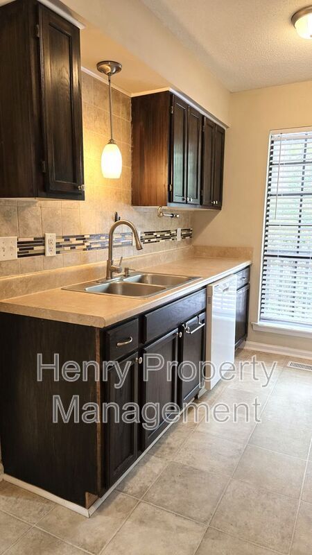 Foto del edificio - 4265 The Oaks Dr