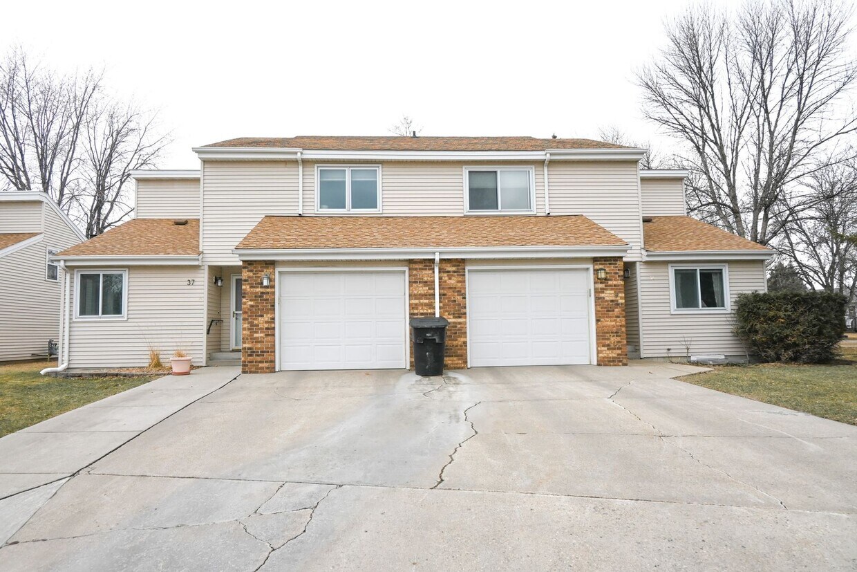 Primary Photo - Beautiful updated Townhome! 3 Bedroom 2 1/...