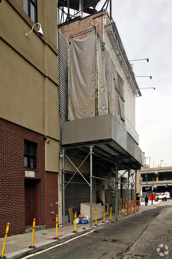 Building Photo - 630 W 52nd St