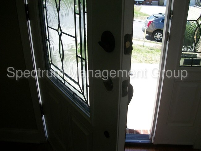 Foto del edificio - 560 Kensington Dr
