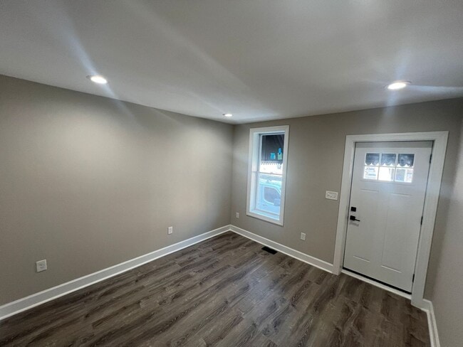 Building Photo - Completely Remodeled 2 Bed 1 Bath
