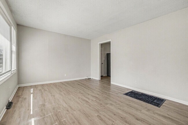 Foto del edificio - Charming Two Bedroom, One Bathroom Home Near Kansas City Zoo!