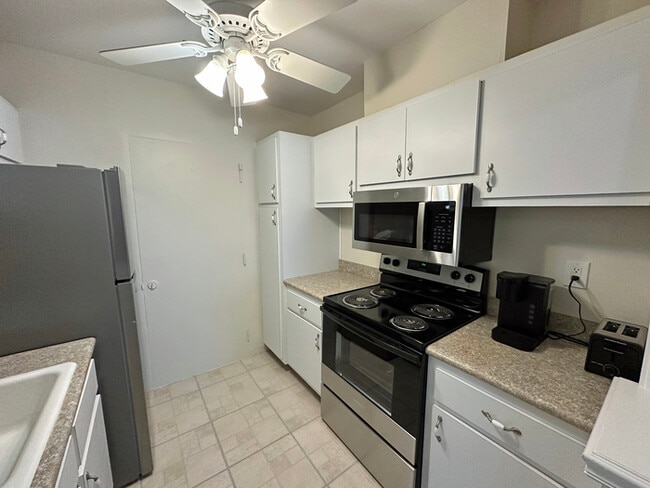 Foto del edificio - Comfortable 1-bedroom, 1-bath home located...