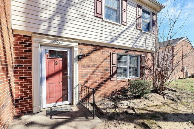Building Photo - END UNIT 3BD/2.5BA Townhome in Lexington Commons