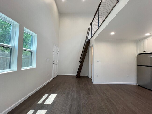 Building Photo - LB1162