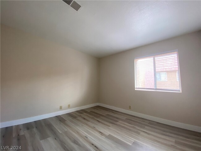 Building Photo - 5368 River Glen Dr