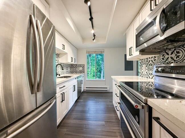 Building Photo - 4717 W Lake Sammamish Pkwy SE