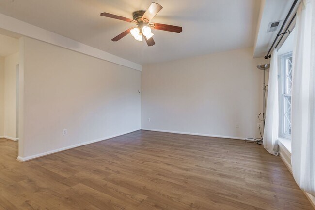 Building Photo - Wonderful, Cozy 2 Bedroom in Greenbelt Con...