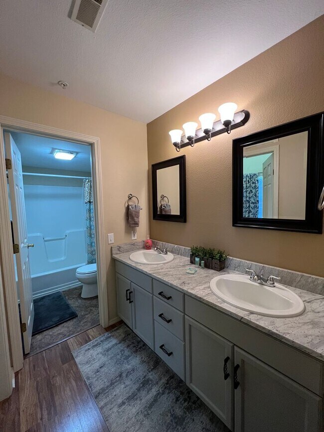 Foto del edificio - 680 Fall Creek Dr