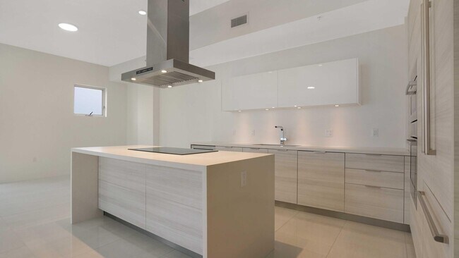Building Photo - 155 E Boca Raton Rd