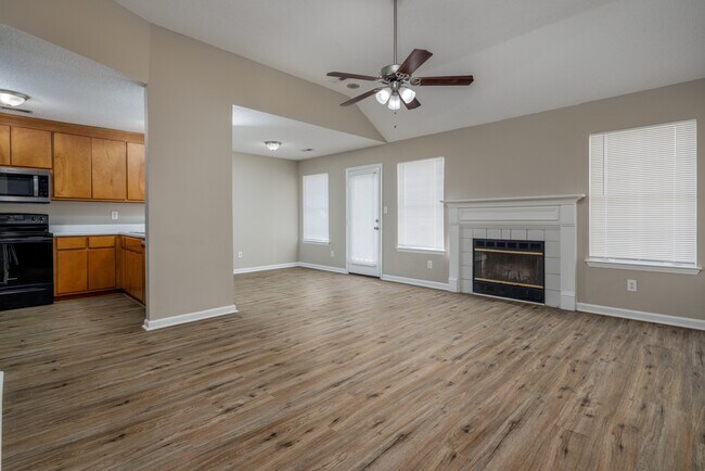 Building Photo - 227 Mountain Creek Dr