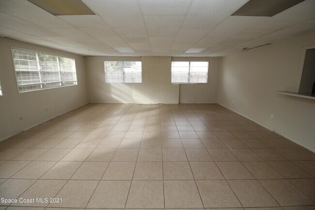 Foto del edificio - 581 Sylvia Rd