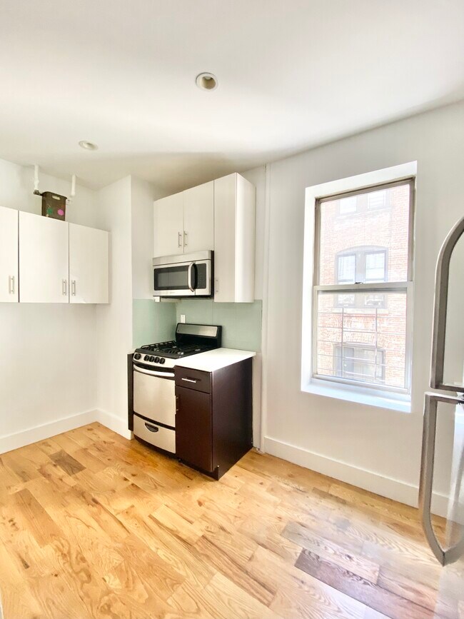 Building Photo - 507 W 170th St