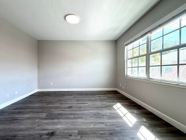 Building Photo - 413 N Cypress Dr