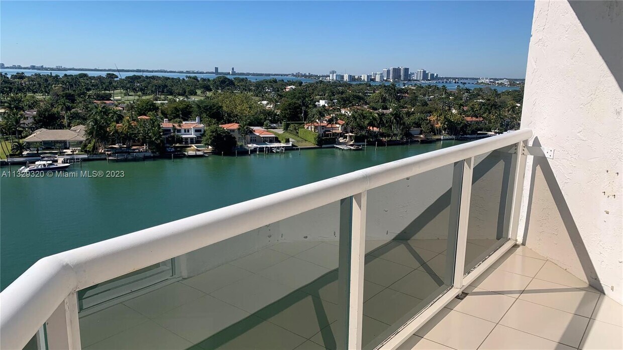 Primary Photo - 5880 Collins Ave