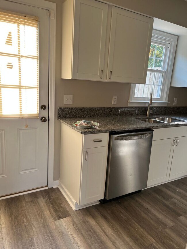 Building Photo - 2BR/1.5BA Townhome Style