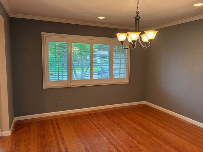Building Photo - Beautiful 3 bedroom/1.5 bath Home in S. Land Park