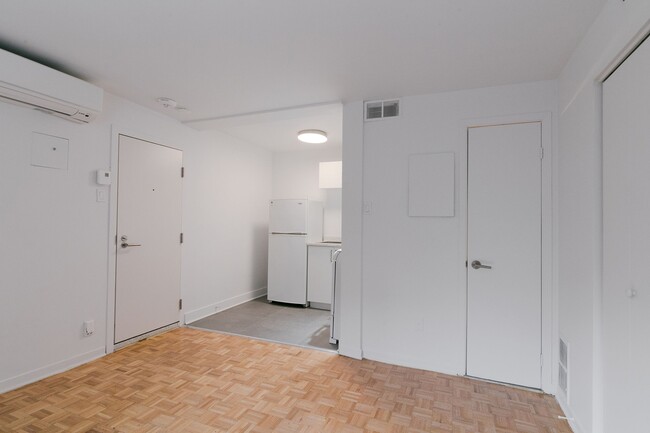 Building Photo - 25 Av des Pins O