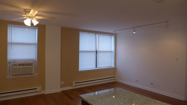Building Photo - 808 W Junior Ter