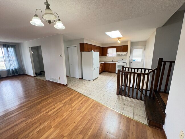 Photo du bâtiment - Fabulous 3 plus Den Single Family Home on East Mountain