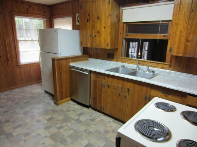 Building Photo - Large Home on Gornto Road!