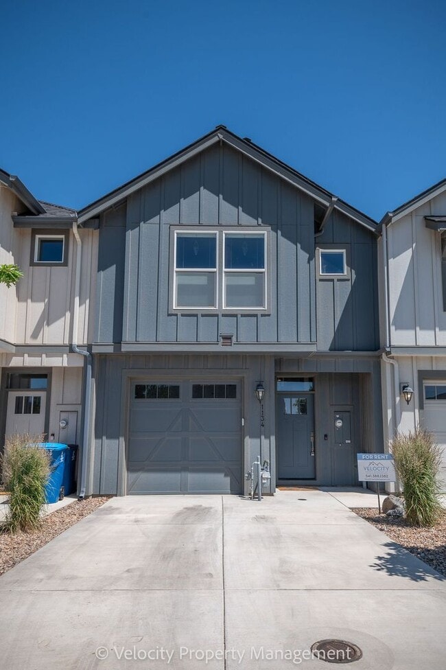 Building Photo - Light and Bright Townhome in NW Redmond!