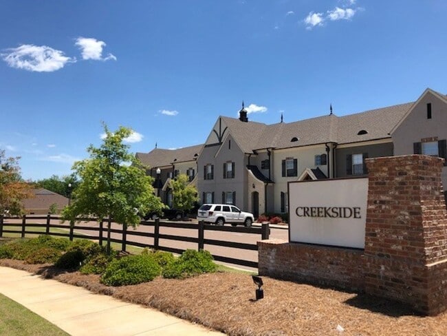Building Photo - Oxford Mississippi 3BR, 3.5 BA condo in Creekside.