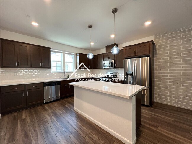 Building Photo - Newer 4bd/3.5ba North Natomas Townhouse wi...