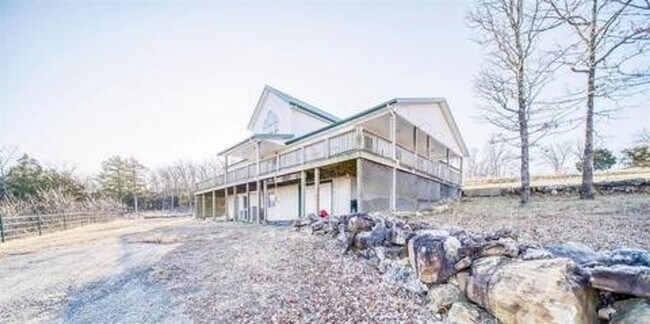 Building Photo - Country Living
