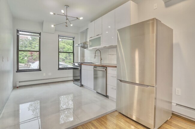 Building Photo - 232 1st St