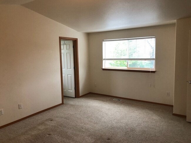 Building Photo - Singular room for rent with shared living space.