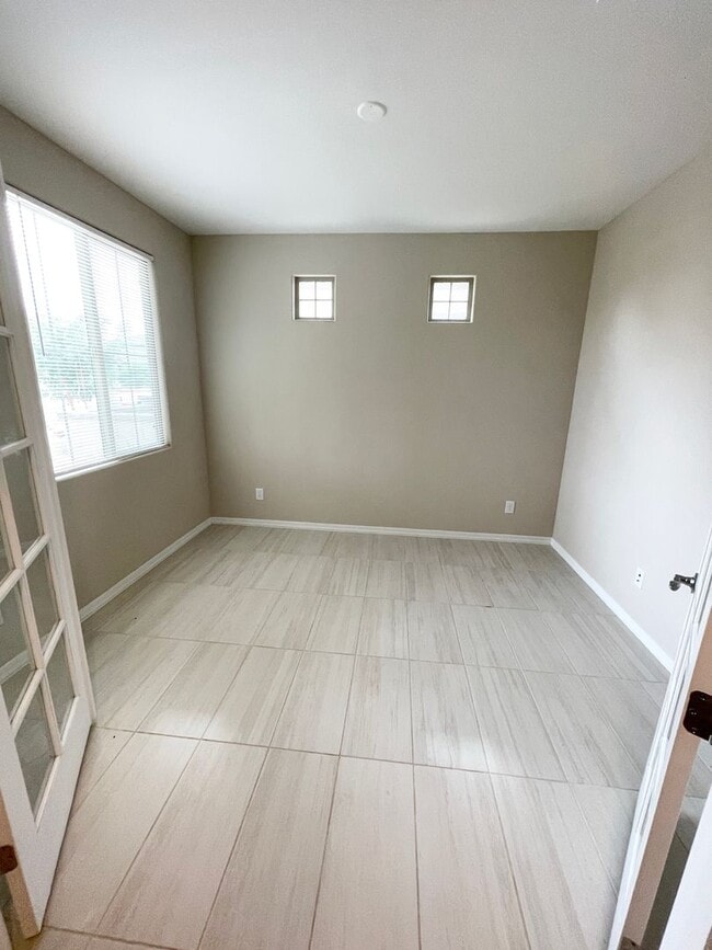 Building Photo - Beautiful 3 Bed/2 bath home with tons of u...
