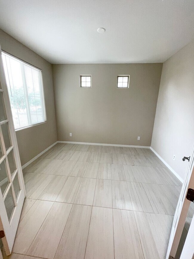 Foto del edificio - Beautiful 3 Bed/2 bath home with tons of u...