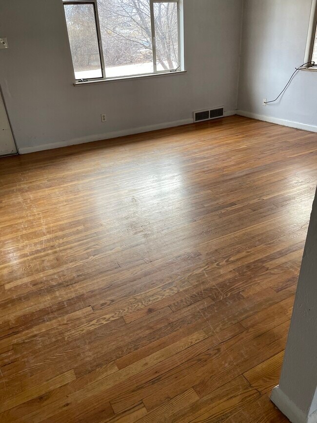 Building Photo - 4 Bed & 2 Bath in Lakewood