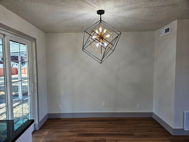 Foto del edificio - 3Bd/1.5Ba Single Story Home - For viewing!