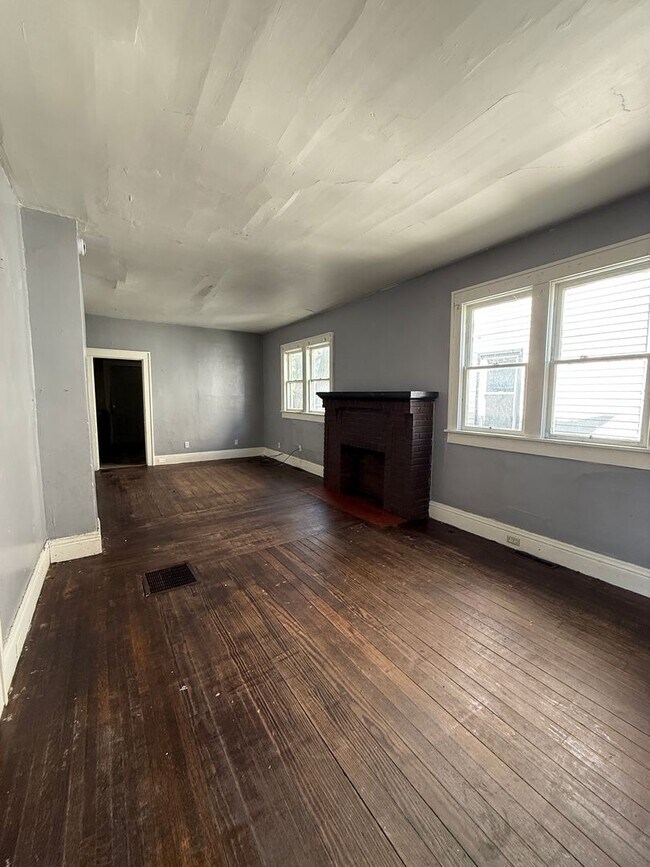 Foto del edificio - Large 4 bedroom Home