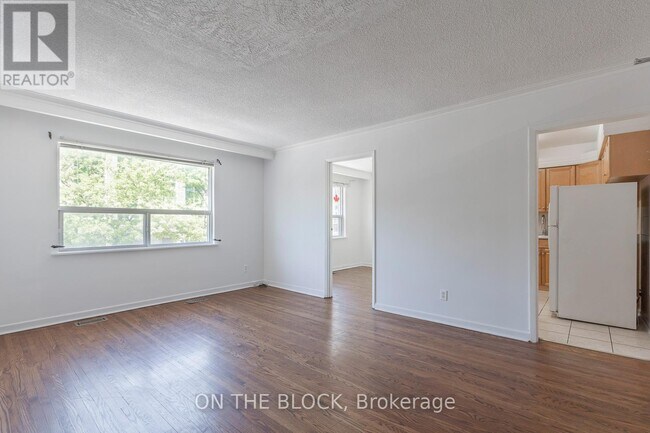 Photo du bâtiment - 883 St Clair Ave W