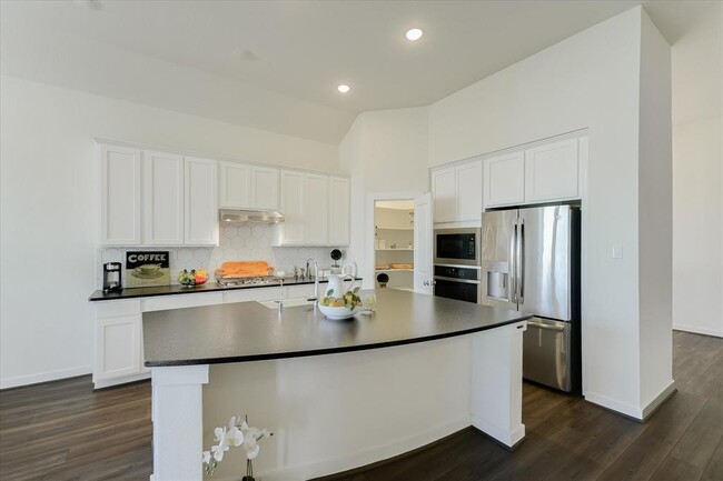 Building Photo - 22600 Fountaingrass Ln