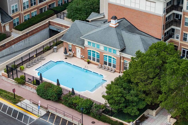 Building Photo - The Courts at Huntington Station