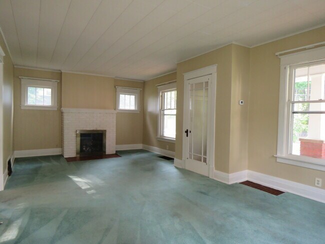 Living 13'x25' with foyer - 11 W Division St