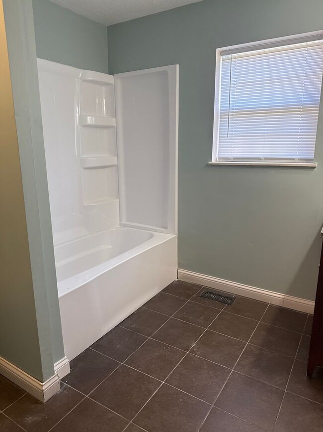 Foto del edificio - Beautiful 6 BR/4BA home with fenced in yar...