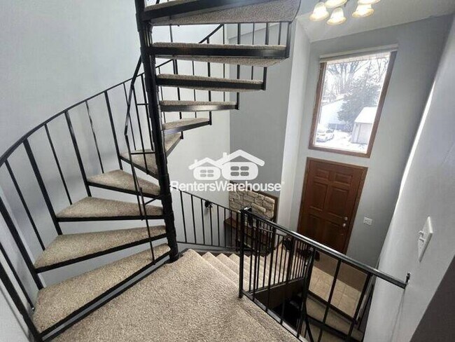 Foto del edificio - Cozy, Updated Townhome with Loft & Fireplace